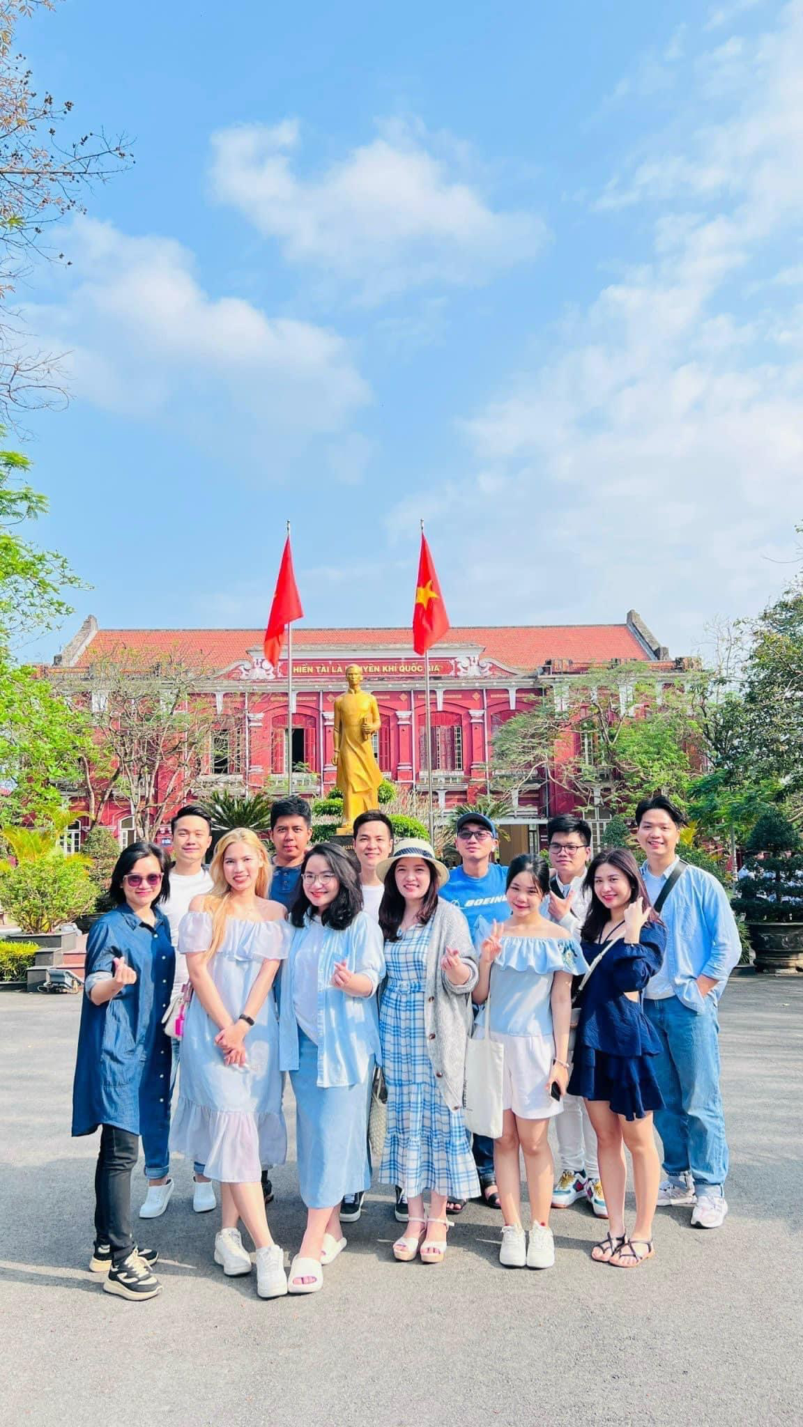 Đưa đón đoàn khách tham quan Huế