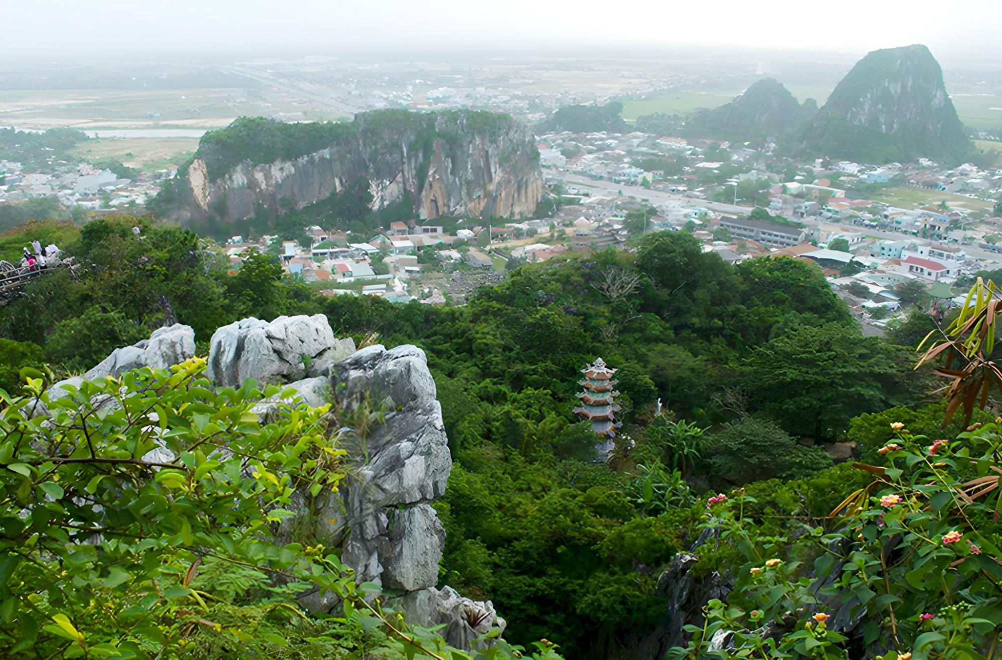 https://www.hoangphuan.com/wp-content/uploads/2025/06/Ngu-Hanh-Son-co-gi.jpg
